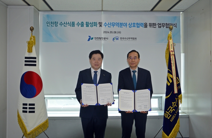 IPA 이경규 사장(좌측)이 업무협약을 체결하고 기념촬영을 하고 있다